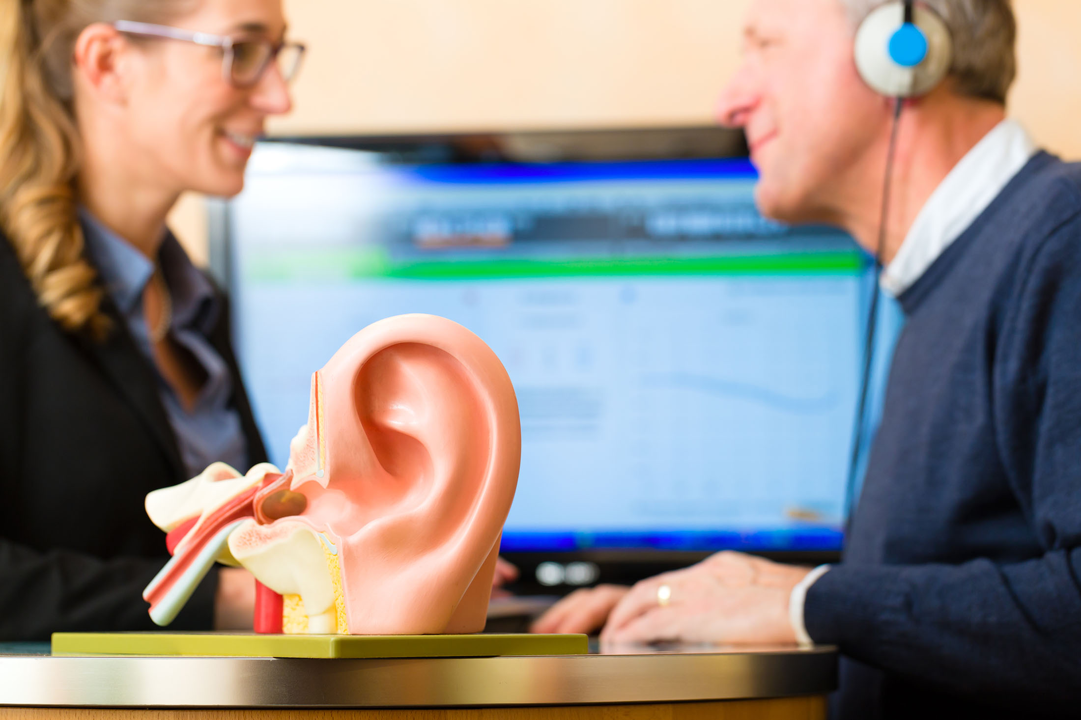 Call you to hearing. Люди с нарушением слуха. Аппарат для тестирования слуха. Реабилитация слуха. Слуховой аппарат врача.